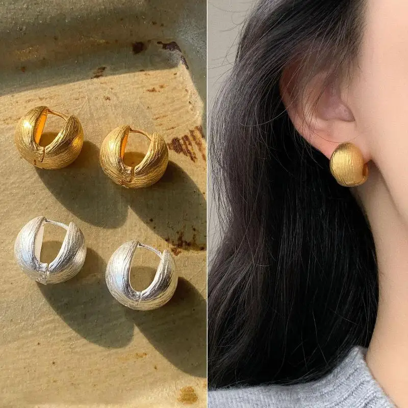 2Pcs Vintage Textured Sphere Huggie Hoop Earrings For Ladies Simple Round Dangle Lightweight Minimalist Daily Party Fashion
