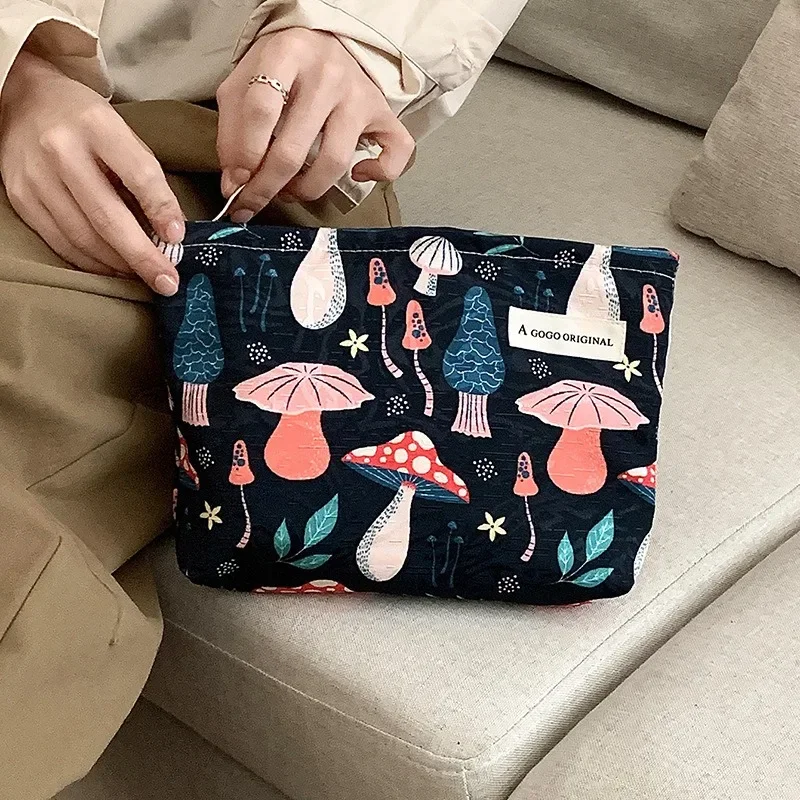 1PC Mushroom Pattern Cosmetic Bag Travel Makeup Bag Multi-function Cosmetic Storage Pouch Suitable for Women and Men Gift