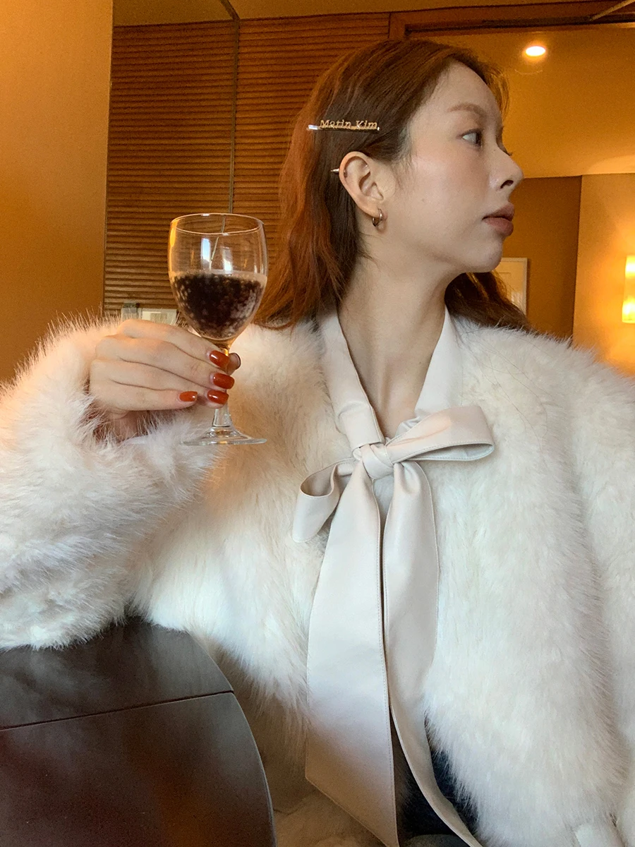 سترة قصيرة بيضاء من الفرو للنساء بتصميم عصري للخريف والشتاء، معطف مبطن بالقطن للتنقل اليومي مع تصميم أزرار أنيق