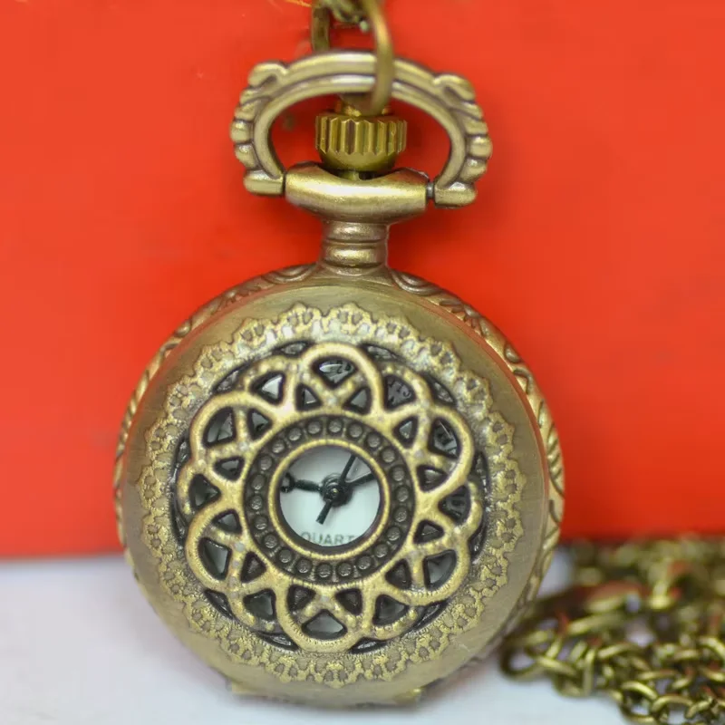 Fashion Casual Silver Quartz Pocket Small Retro Innovative Design Pocket Watch Personalized Hollow MapleLeaf Pocket Watch