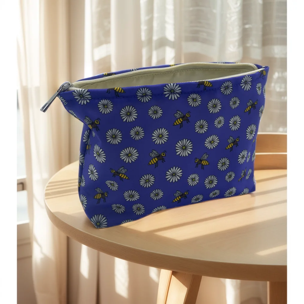 Borsa per il trucco con cerniera con stampa margherita e ape impermeabile, elegante Organizer per il trucco per le donne, borsa da toilette Versatile