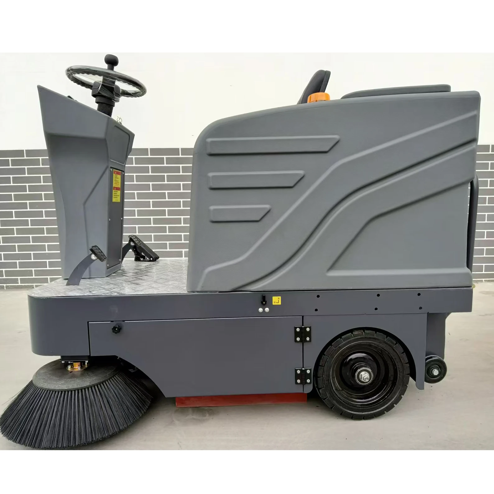Customized  Automatic Industrial Ride-On Road Sweeper Commercial Electric Self-Propelled Street Sweeper Floor Cleaning Machine