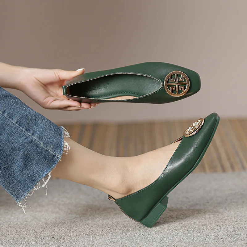 รองเท้าส้นเตี้ยทรงเหลี่ยม สีพื้น สไตล์เรโทรลำลอง รุ่นใหม่ ปี 2025 ไซส์ 33-43 ขายดี รองเท้าลำลองผู้หญิง คุณภาพเยี่ยม