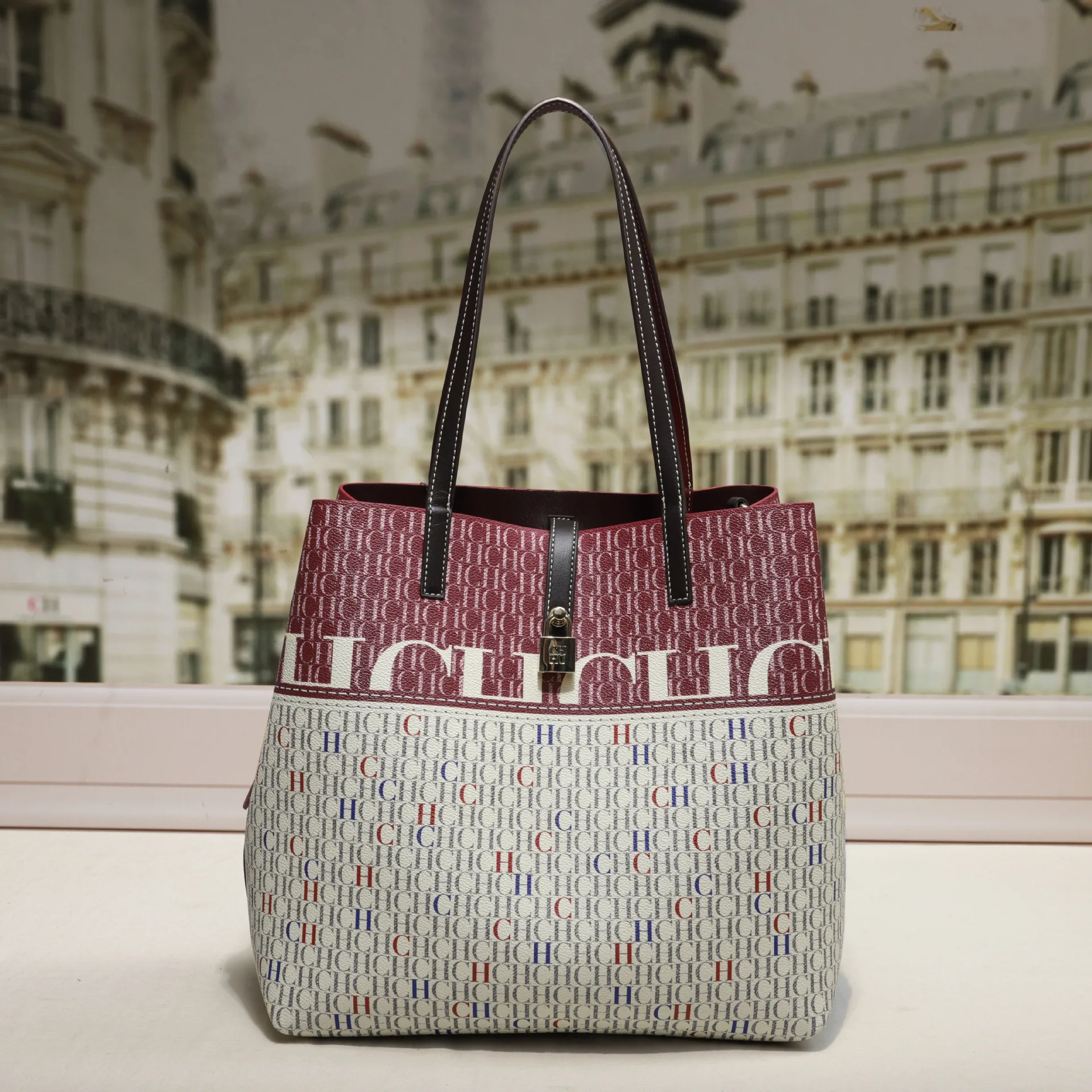 Дизайнерская сумка-тоут CH TOT – обзор и цена Tote Bag Leather Monogram