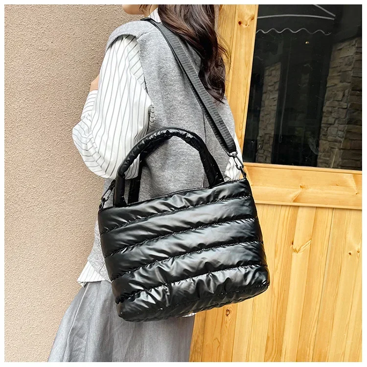 Modische Tragetasche, große Kapazität, mit Baumwolle gepolsterte Tasche, wasserdicht, tragbar, warmhaltende Handtasche, gesteppt, einfarbig, für Freizeit und Winter – Detail 5