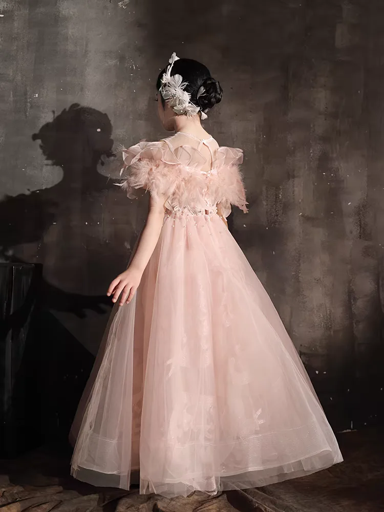 Vestido infantil rosa em tule com flor e pena 3D