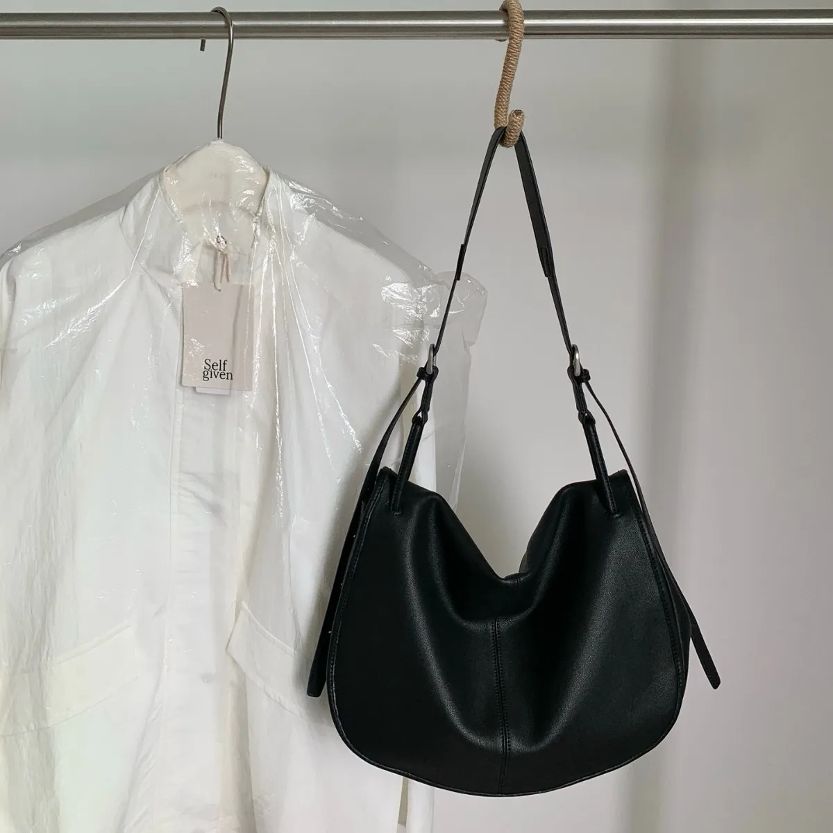 

FIRMRANCH Leisurely Large Capacity Semi-Circular Design Saddle Bag Cowhide Leather Relaxed Feel Commuting Lady's Shoulder Bag