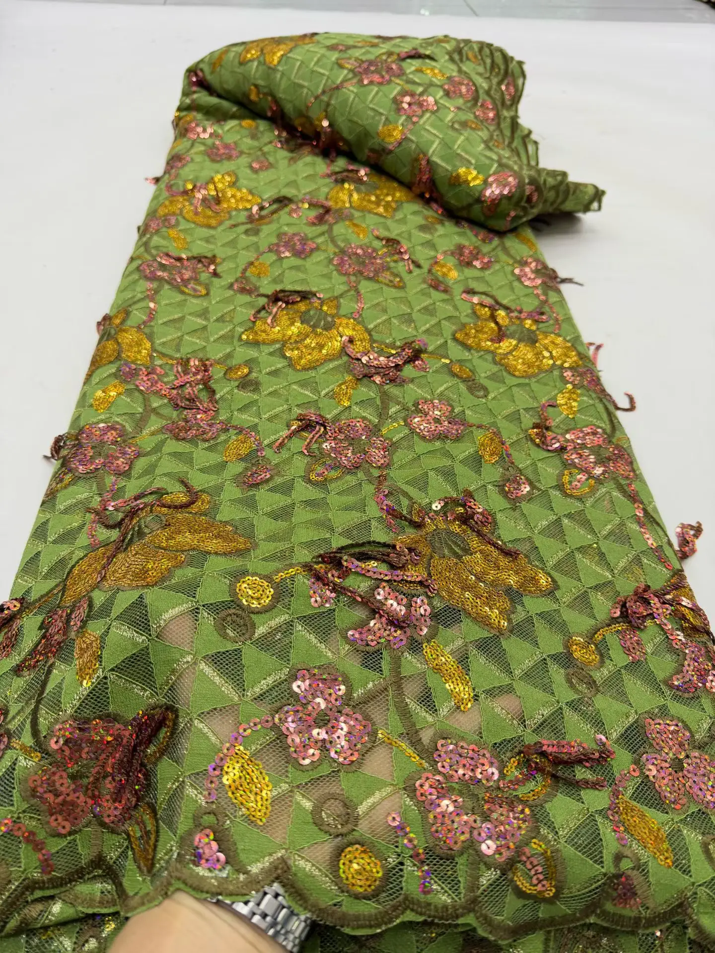 

Высококачественная нигерийская тюлевая кружевная ткань 2026 года, новейшая африканская кружевная ткань с бисером и пайетками, французская сетчатая кружевная ткань для невест DP0451