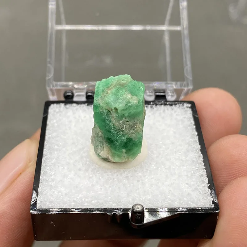 100% natural emerald crystal gemstone pendant, original stone mineral specimen, healing crystal collectible+Box size：35*35*35m