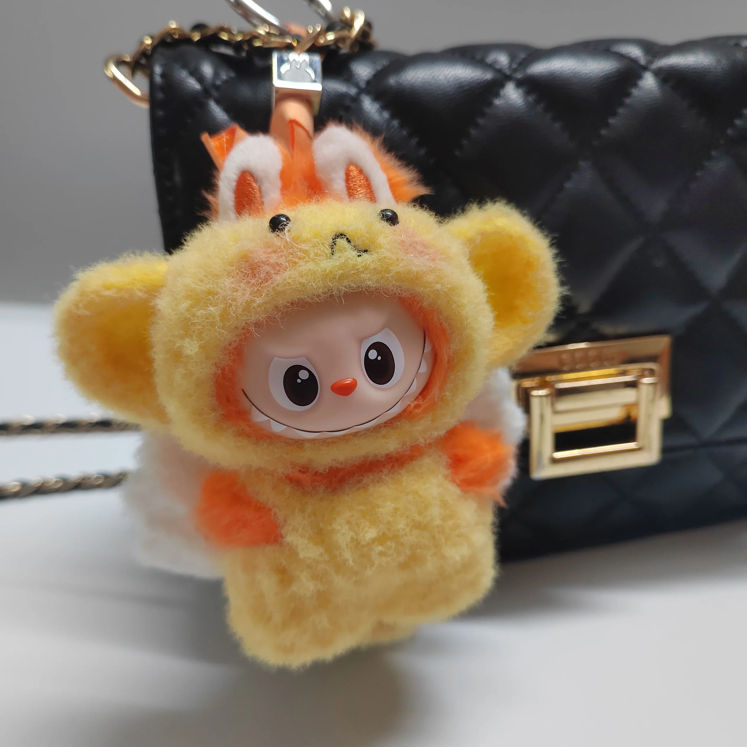 

Labubu V4 Stitch комплект детской одежды Labub 4,0 сердце пароль виниловая кукла кулон одежда с Рождеством подарки на Хэллоуин