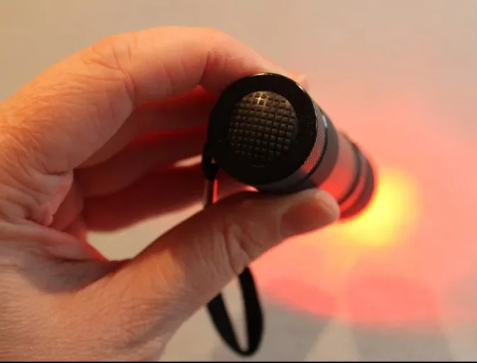 مصباح يدوي صغير أحمر 9LED 670nM ضد تدهور البصر مصباح يدوي تكتيكي قوي على شكل نجمة شعلة حمراء