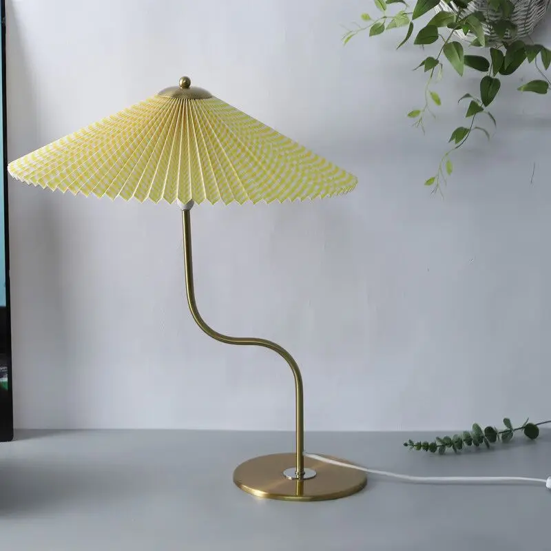 Amerykańska lampka biurkowa w stylu retro z plisowanym abażurem w kształcie parasola, kołysząca się, do sypialni, na zagłówek łóżka, nieregularna, w stylu luksusowym, do gabinetu, na biurko.