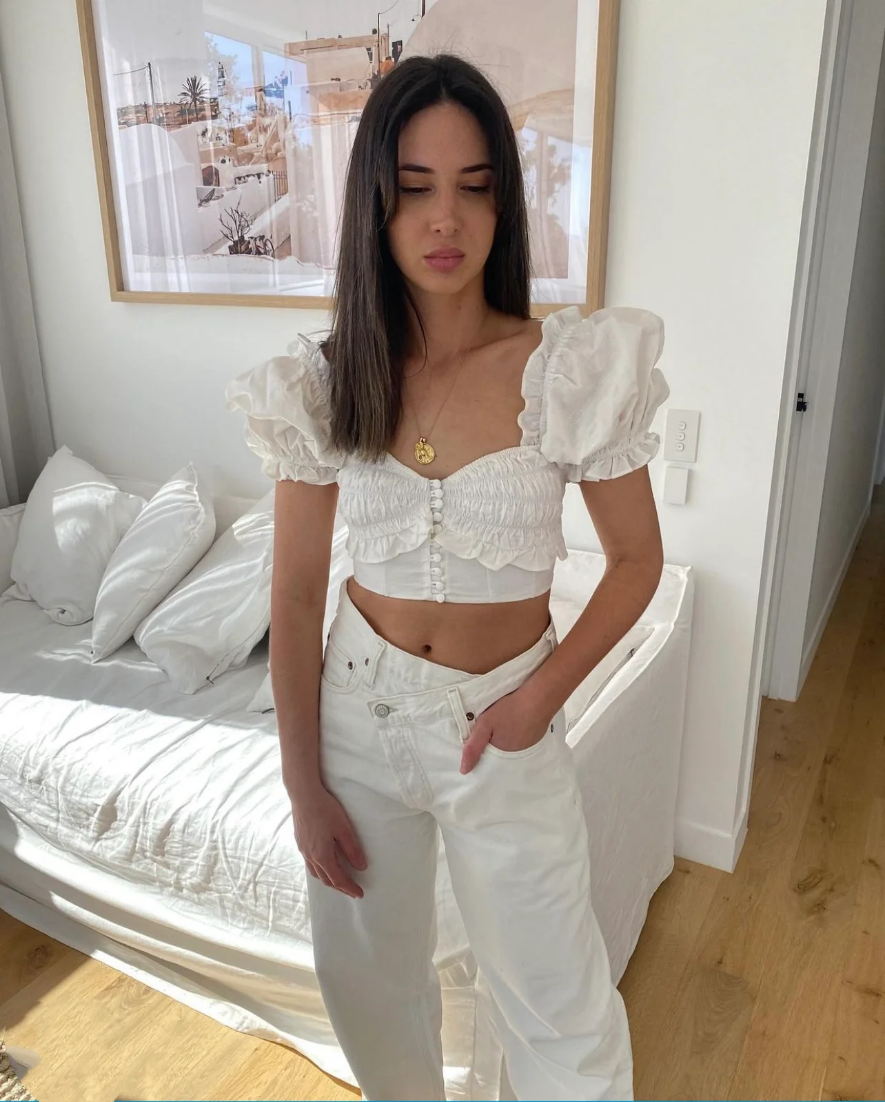 بلوزة نسائية قصيرة بياقة مربعة وأكمام منتفخة بتصميم عصري يُظهر البطن ويساعد على إخفاء علامات التقدم في العمر