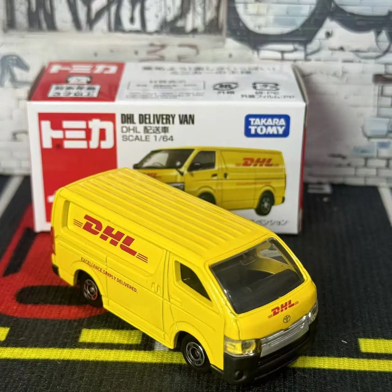 Takara Tomy Tomica No.102 DHL Delivery Car Alloy Diecast Model Simulation Cargo Vehicle Replica Desktop Display Hobby Collection
