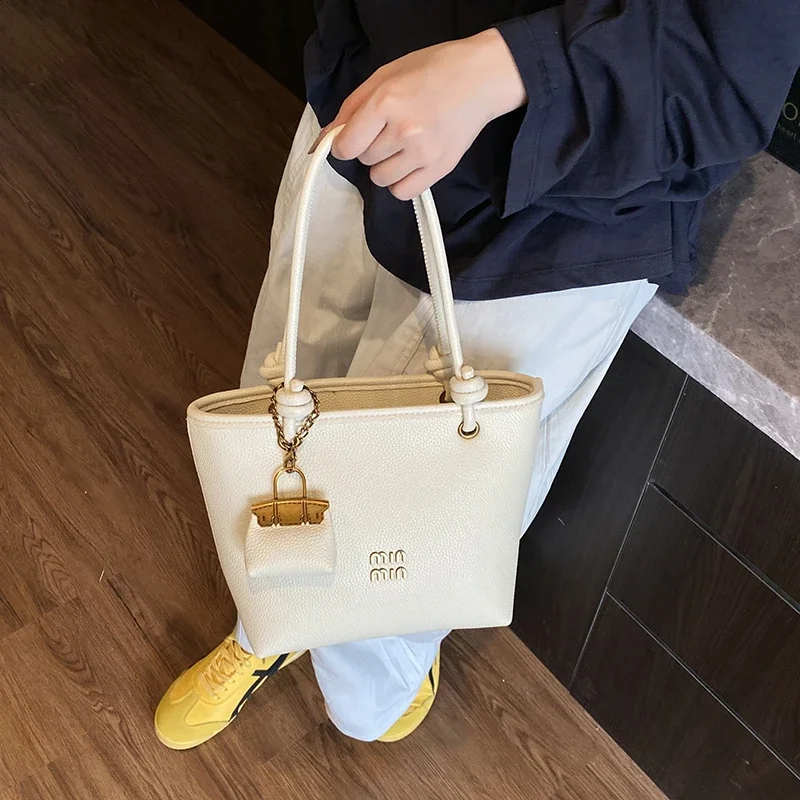 

Luxury Designer Shopper Bag In Paris Fashion For Women With Solid Color Minimalist Aesthetic And Durability