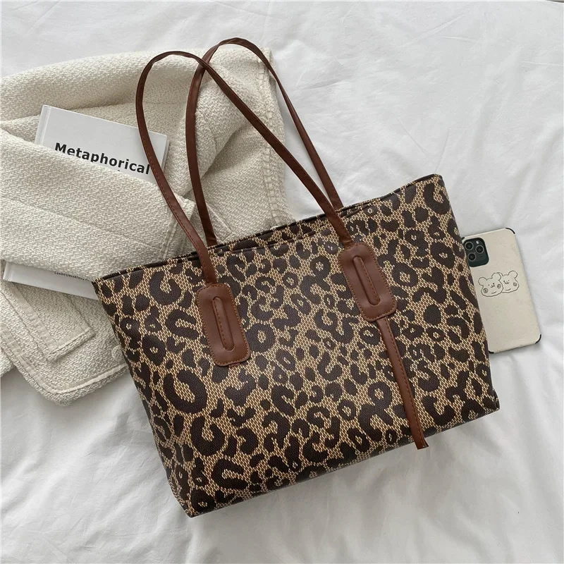 Leopard Print Large Handbag Female New Retro Large Capacity Shoulder Bag Trend Texture Commuter Handheld Tote Bag