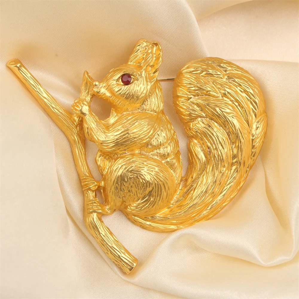 Vintage Gold Color High-grade Crystal Squirrel Brooch Creative Animal Retro Middle Palace Metal Badges Gorgeous Jewelry Corsage