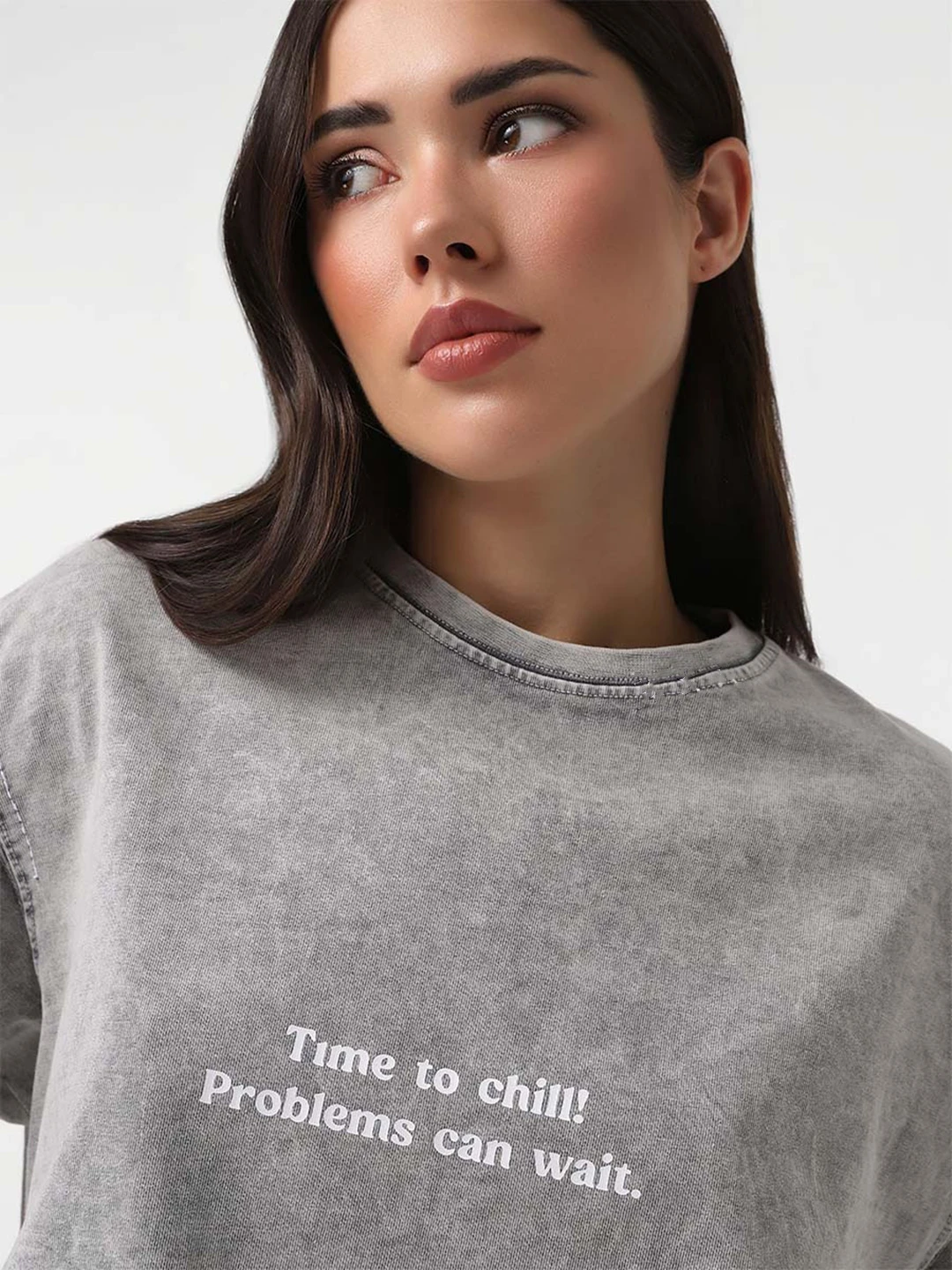 

Серая футболка большого размера с принтом Time To Chill, процесс стирки в воде, большая женская повседневная хлопковая футболка с заниженными рукавами и лозунгом