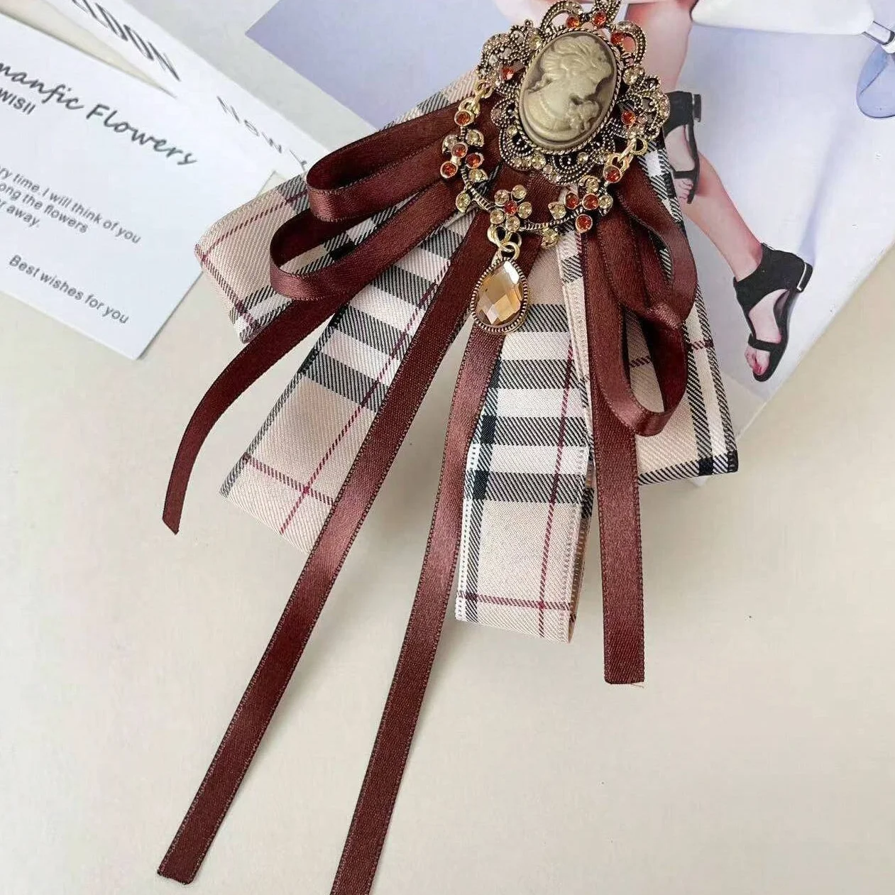 1 Stück elegante Damen-Vintage-Schleife mit Karomuster und glänzenden Pailletten, geeignet für Partys, Bühnenauftritte, Moderationen, Zusammenkünfte, aus Karo-Polyesterfaser (Polyester) – Detail 5