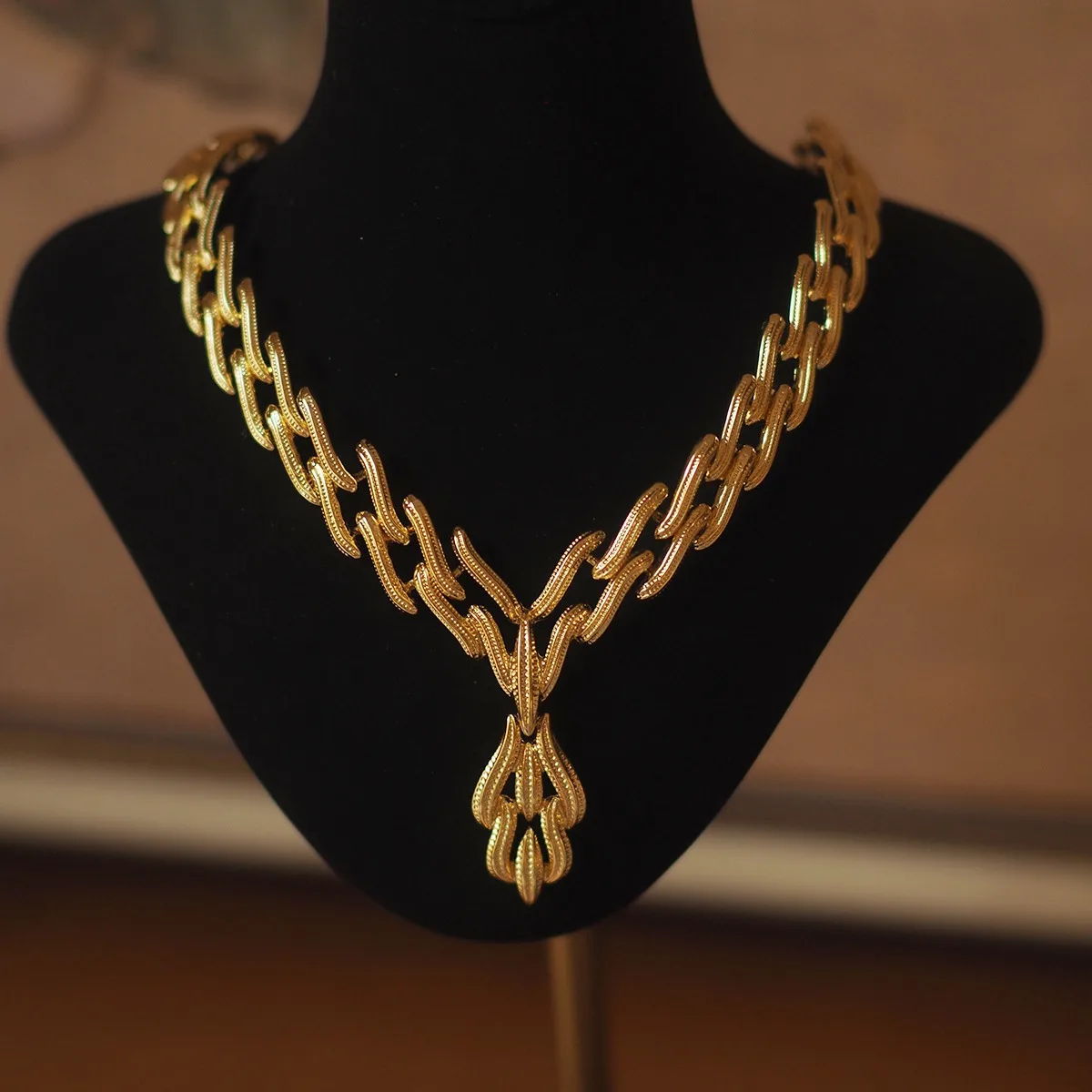 Western-Fashion Gold-Plated Necklace - Book Motif Luxury-Inspired, Monet-Impressionist Vintage Design with Artisan Craft