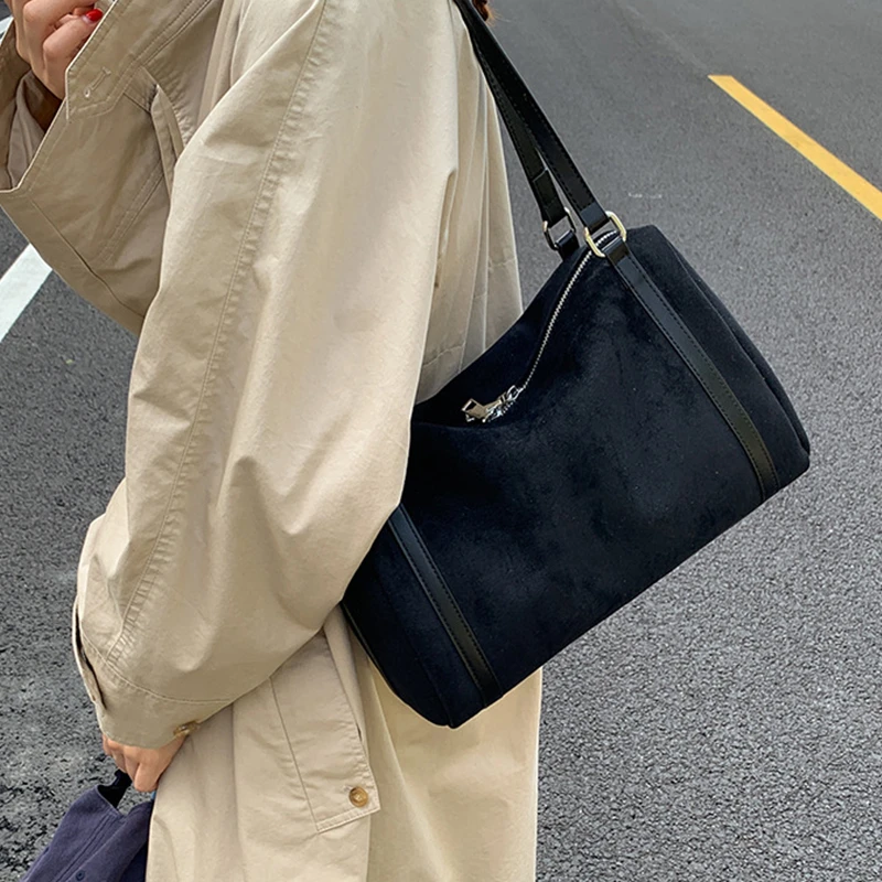 Damen-Handtaschen mit großer Kapazität, lässige Retro-Umhängetaschen aus Wildleder mit Reißverschluss, einfarbige Schultertaschen für den Alltag. – Detail 20