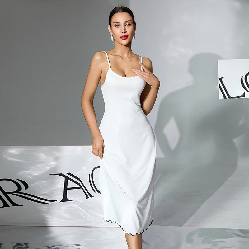 Abito lungo senza schienale da donna nuovo, alla moda, minimalista, sottile, con tracolla, gonna a canotta, tessuto setoso al latte, delicato sulla pelle