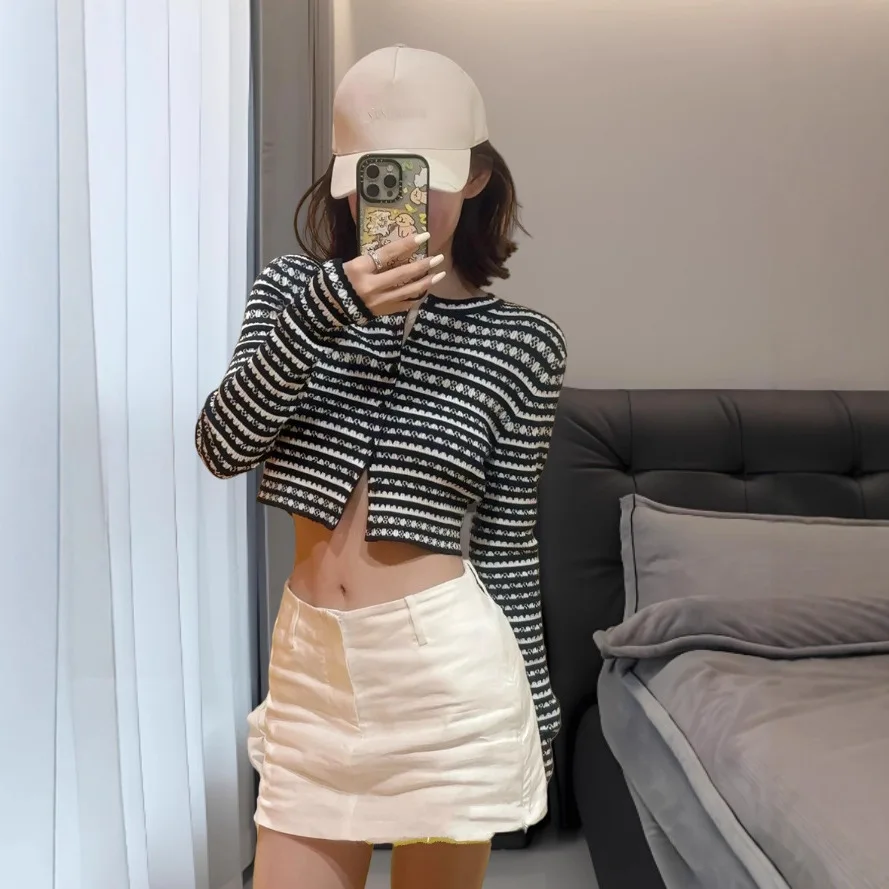 

8188 Black And White Color-Block Polka Dot Cardigan Autumn Winter New Old Money Style Round Neck Rhinestone Button High Waist