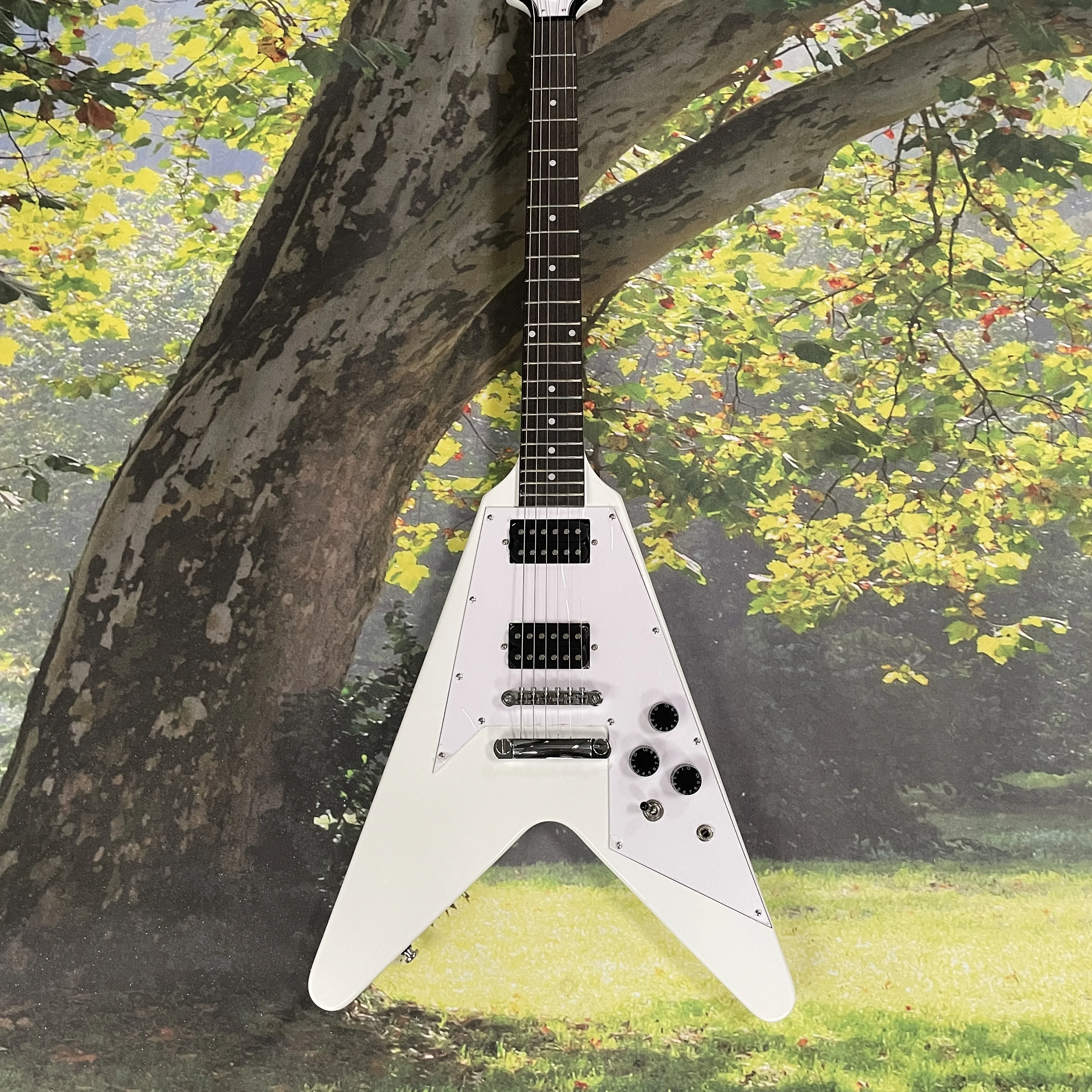 

V-shaped electric guitar, mahogany body guitars, 22-fret electric guitar with silver hardware guitarra