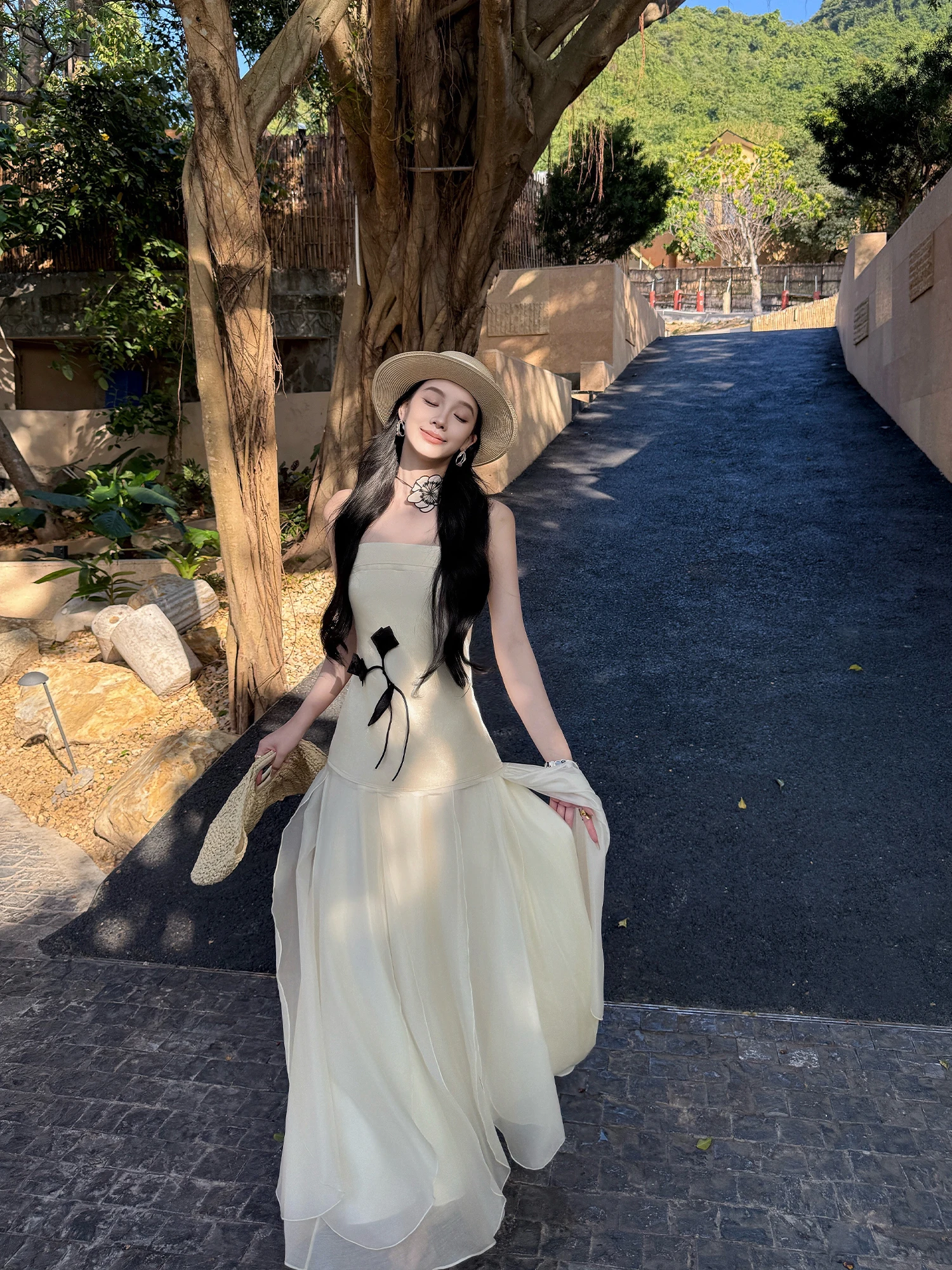 

Unique Beautiful Sleeveless Bustier Vest Early Spring Women's Fashion Silver White Flower Shadow Series Casual Loose Fit Vest