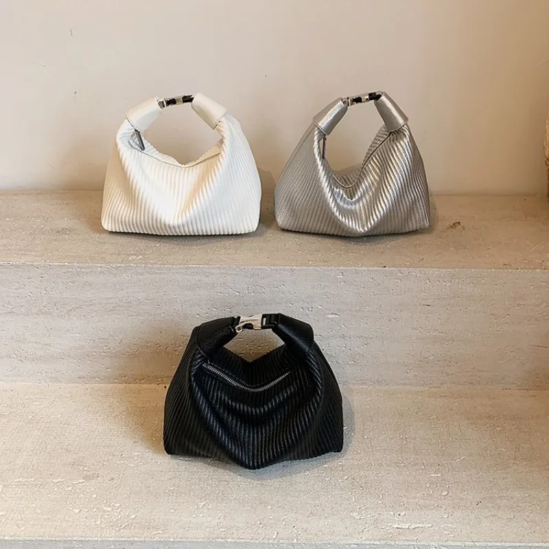 

Дизайнерская уникальная сумка для подгузников: элегантная женская сумка-мессенджер через плечо с роскошным кожаным дизайном и большой вместимостью.