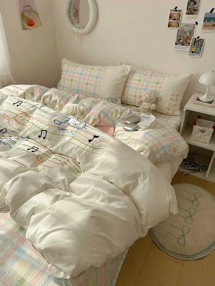 

Милый и уютный комплект постельного белья из четырех предметов: пододеяльник, простыня, балдахин, наволочки. Мягкий полиэстер.