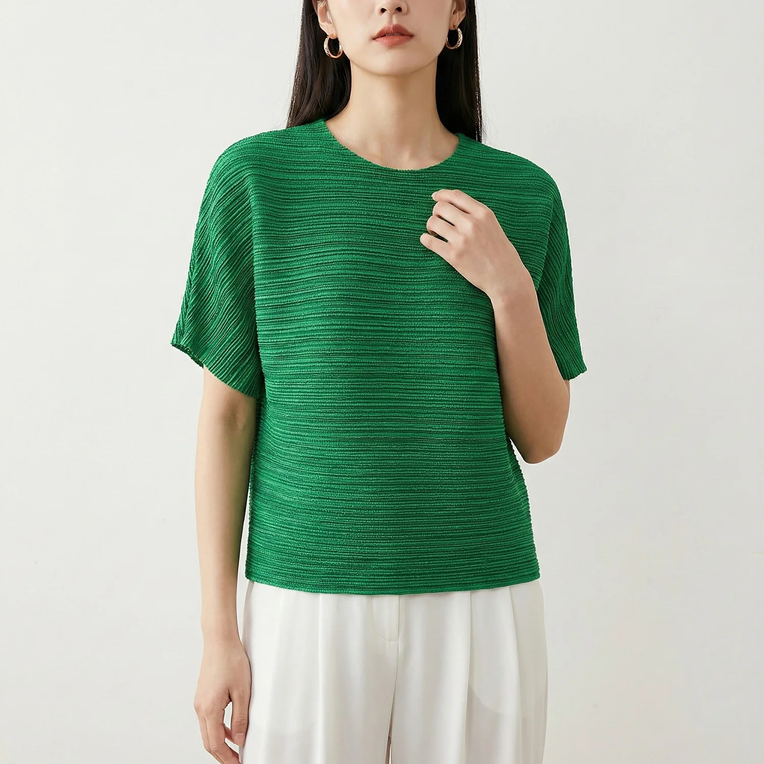 Factory direct supply of 2026 summer new round neck loose slimming age-reducing gradient versatile Miyake short-sleeved T-shirt
