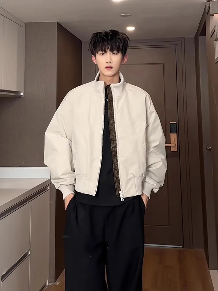 

Мужская куртка-бомбер Jaet Haome из коллекции Spring Season Snake Limit Edition, свободного кроя, с чистым силуэтом, воротником и застежкой-молнией.