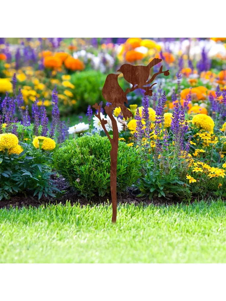 Rusty Bird Metal Garden Stake Outdoor Decor Rust-Resistant Nature-Inspired Lawn Art with Intricate Bird Design for Gardens
