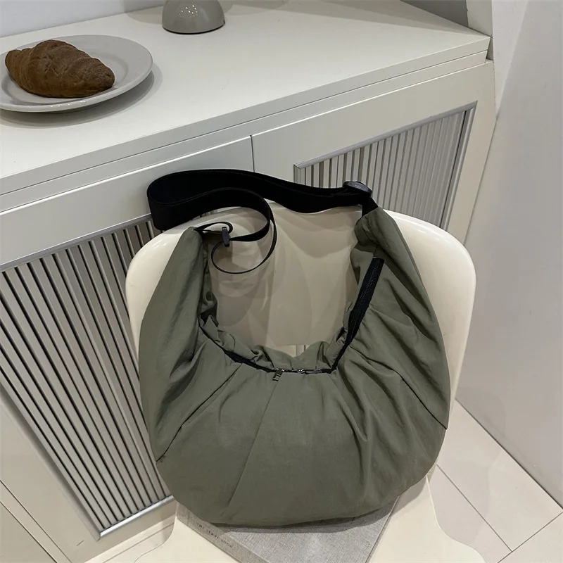 

Large Capacity Hobo Bags Fashion Casual Commuting Shoulder Bag for Women Men Comfortable and Versatile Texture Crossbody Bags