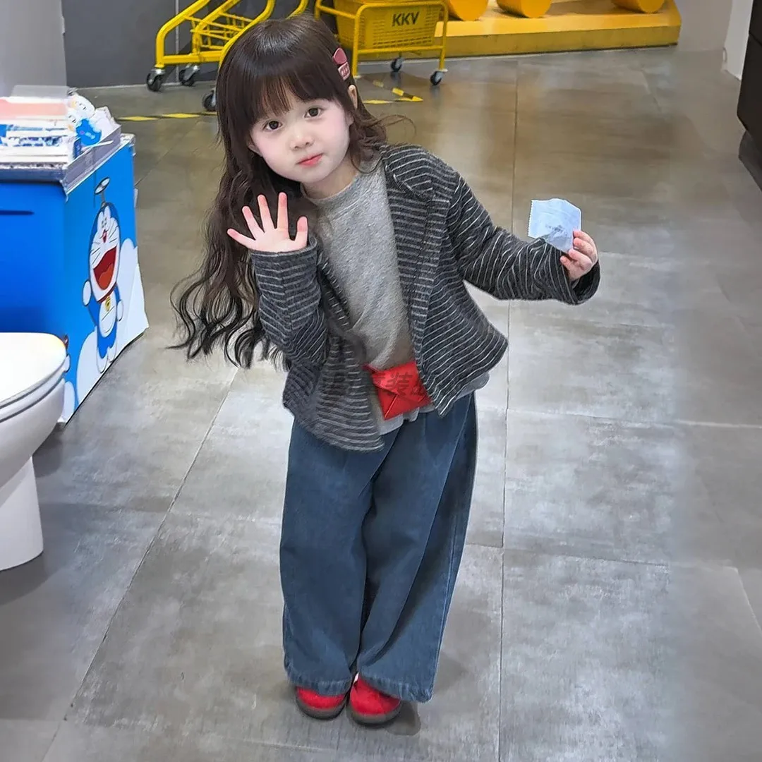 طقم كاجوال مكون من ثلاث قطع للفتيات، يتميز معطف خريفي مخطط، تي شيرت فضفاض أنيق ومتعدد الاستخدامات للأطفال