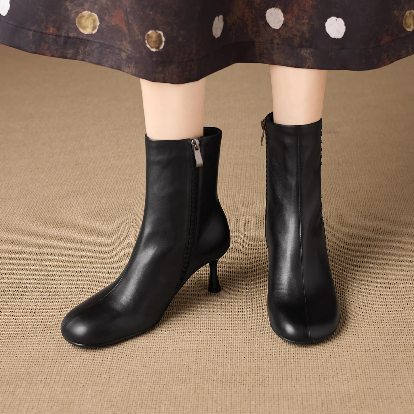 Botines de Mujer Dilalula 2027 de Piel de Vaca Auténtica con Punta Redonda, Bordado de Hojas y Tacón de Aguja Delgado para Fiesta y Cita, Botines para Mujeres Jóvenes