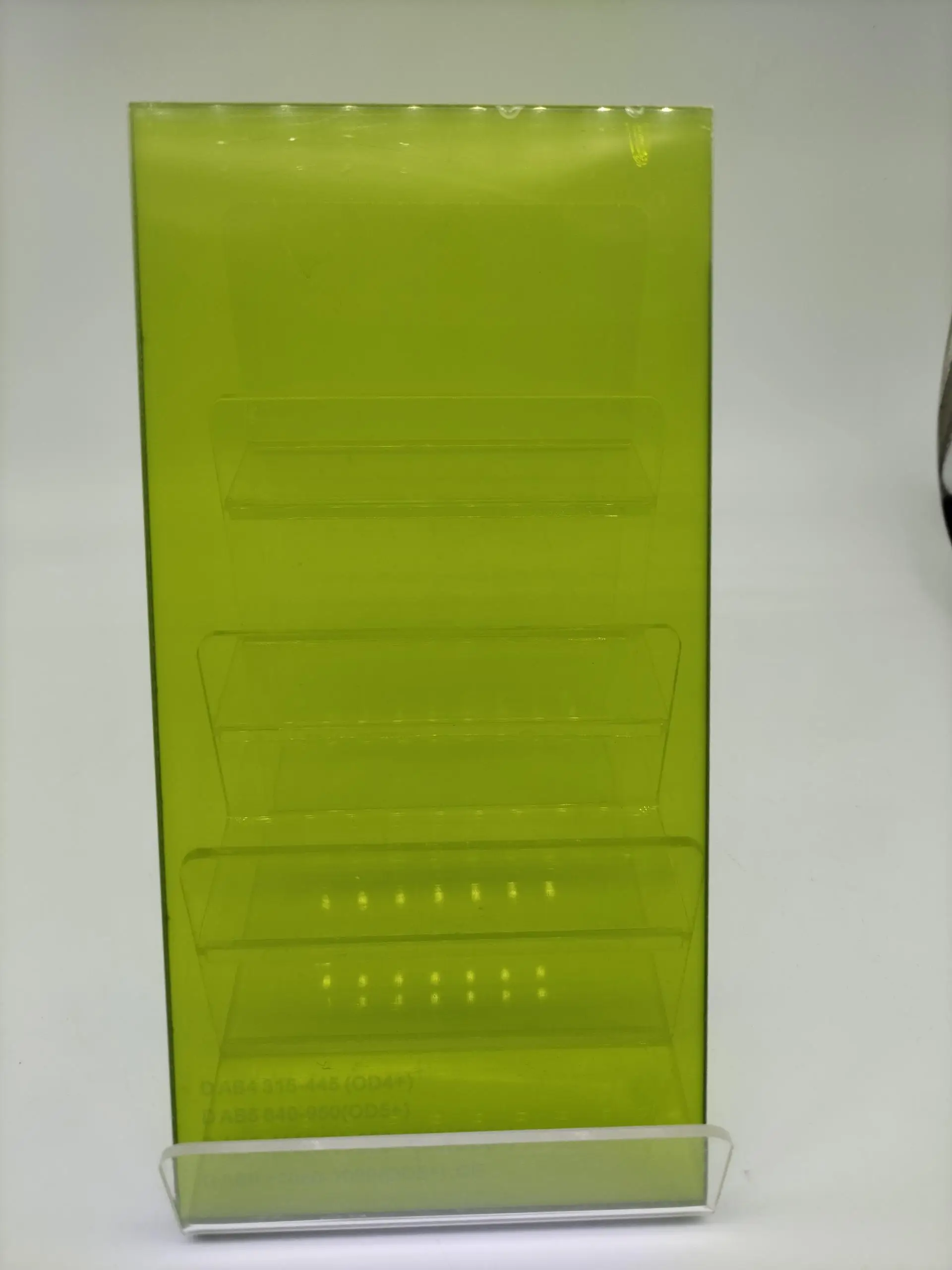 Оптическая плотность: OD 6+ Пропускность: 60% Защитная лента: 800-1100 нм Цвет: зеленый,