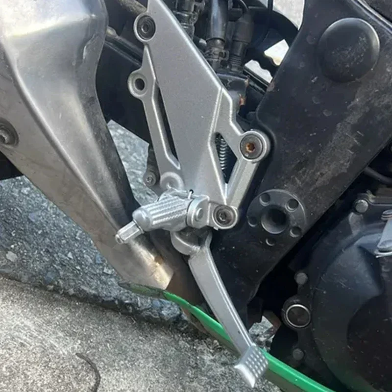 Motorcycle Left Or Right Rear Foot Peg Brake Pedal Footrest Bracket For KAWASAKI VERSYS 250/300 NINJA EX250R Z250 Z300