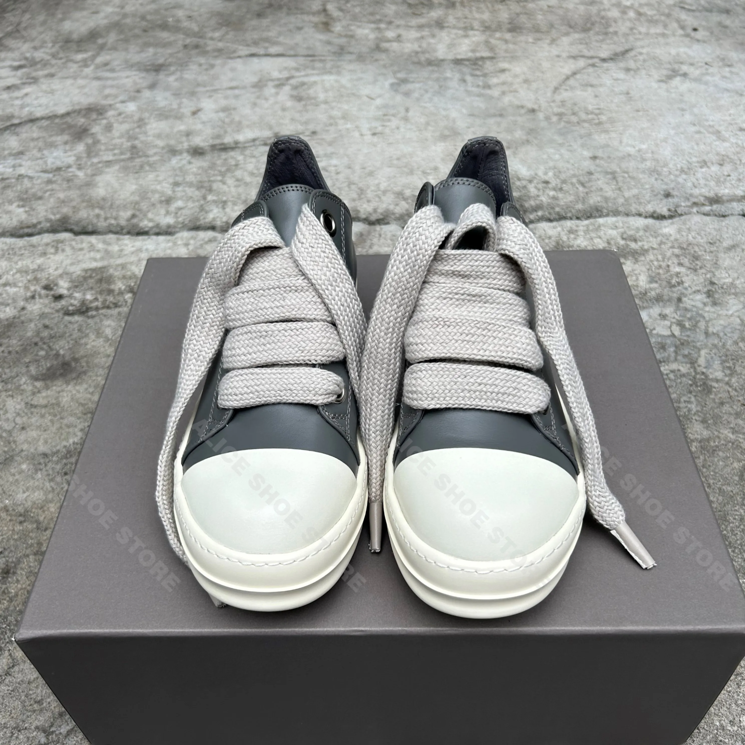 

Brand Designer Women Sneaker Jumbo Lace-up Casual Men Shoe Grey Low Top Leather Shoe Luxury Punk Street Platform Trainer