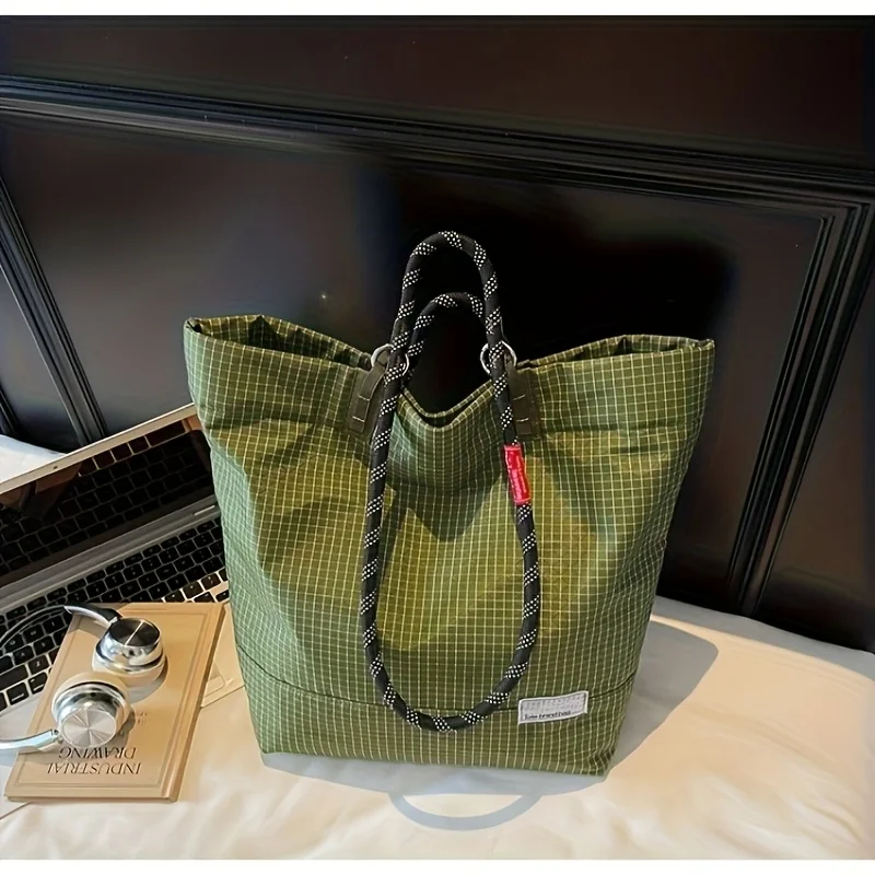 

Женская клетчатая большая сумка — большая застежка-молния, прочная и стильная. Идеально подходит для пляжа, путешествий и ежедневного использования. Покупайте сейчас!