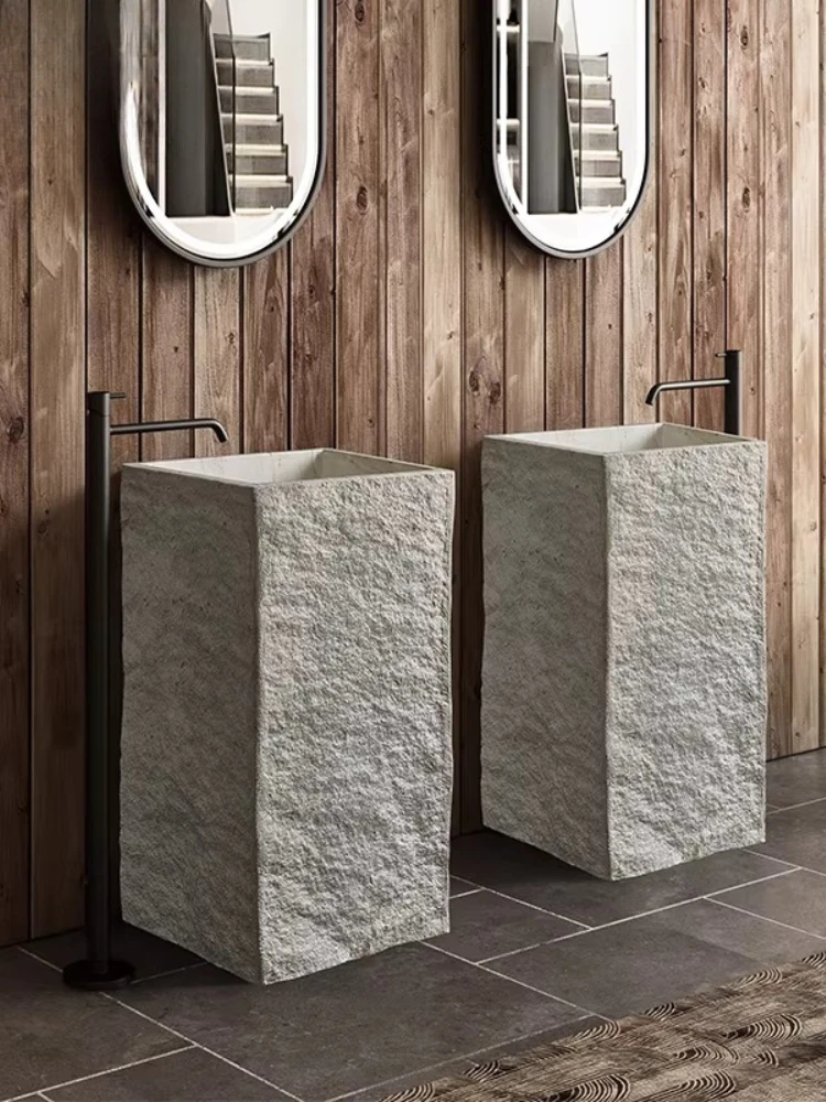 

Умывальник Wabi Sand Wind Column Basin из травертина для улицы и дома, интегрированный в напольный дизайн, для двора, в стиле Executive