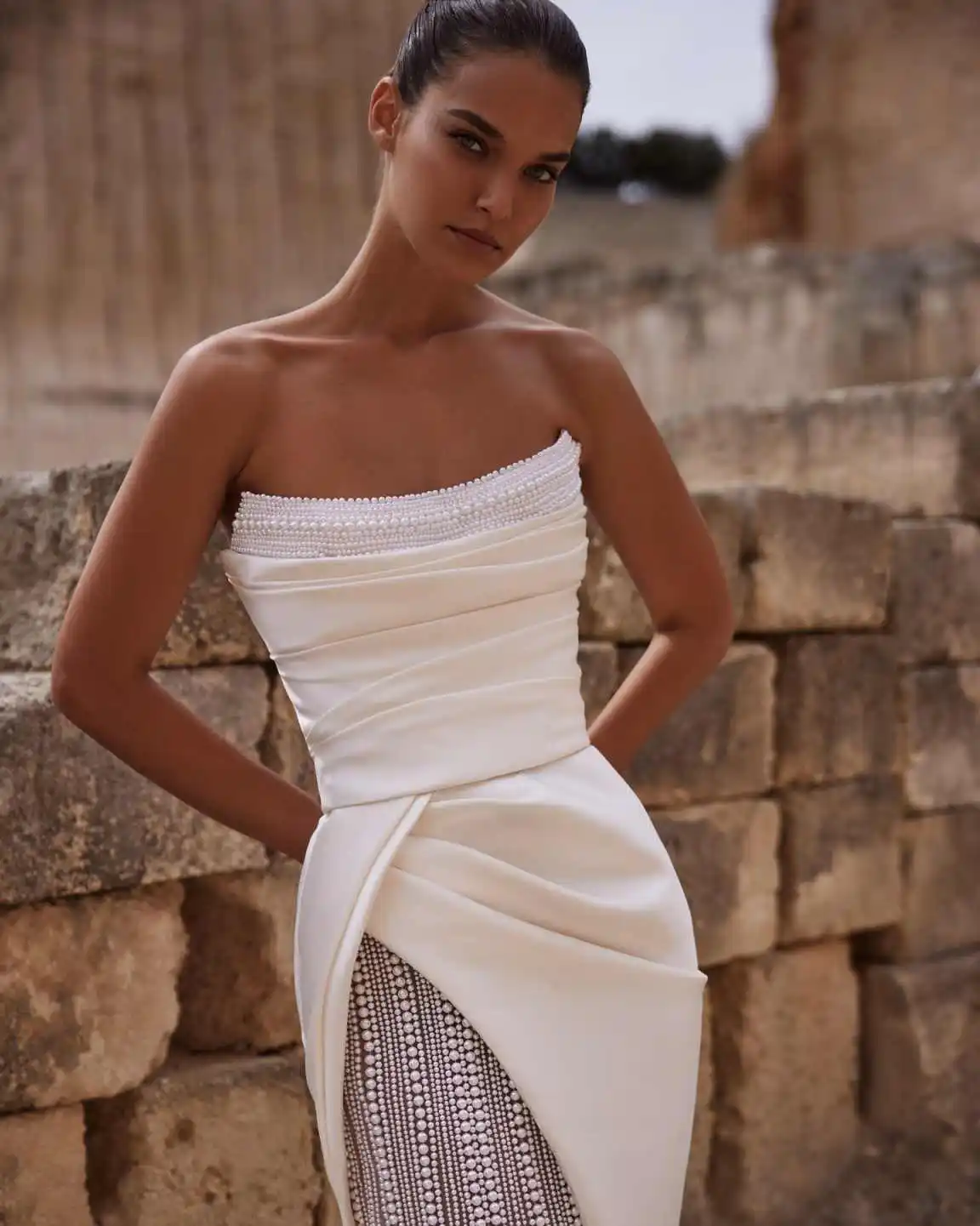 

Elegant Pearls Beaded Mermaid Wedding Gown Strapless Ruched Backless Satin Sweep Train Bridal Dress Vestido De Novia Customized