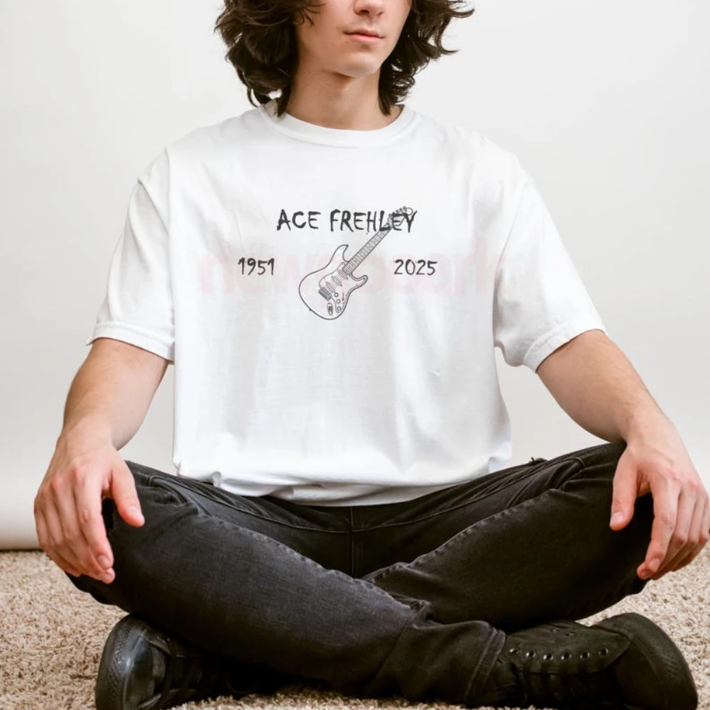 الأسطوري الآس فريلي روك عازف الجيتار تحية تي شيرت مطبوع RIP 1951 ‐ 2025 الموسيقى التذكارية قميص امرأة رجل القطن قصير الأكمام