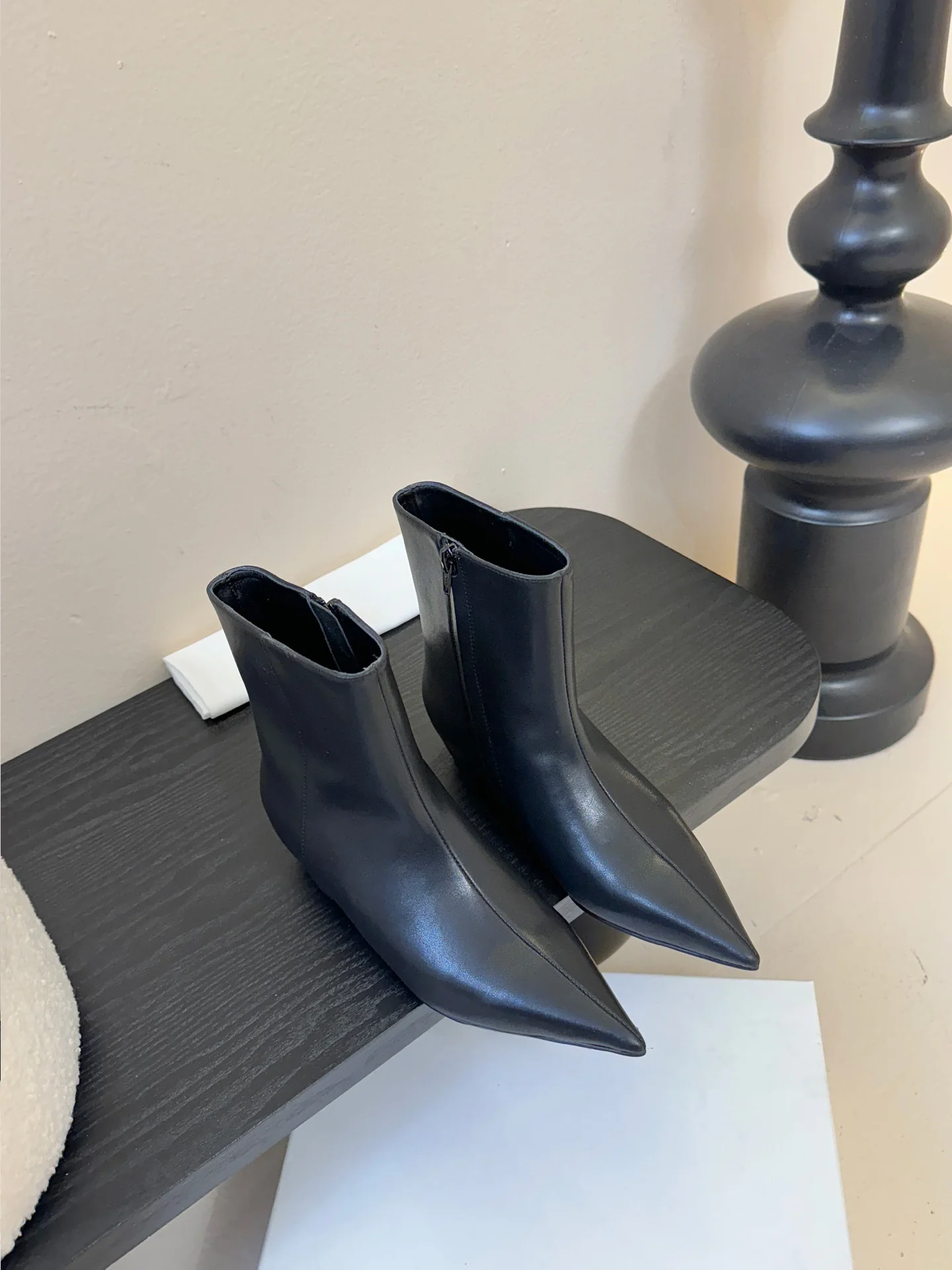 

Новые осенне-зимние модные короткие ботинки с прямой трубкой и острым носком на плоской подошве, популярный одинарный предмет, простые короткие ботинки на плоской подошве.