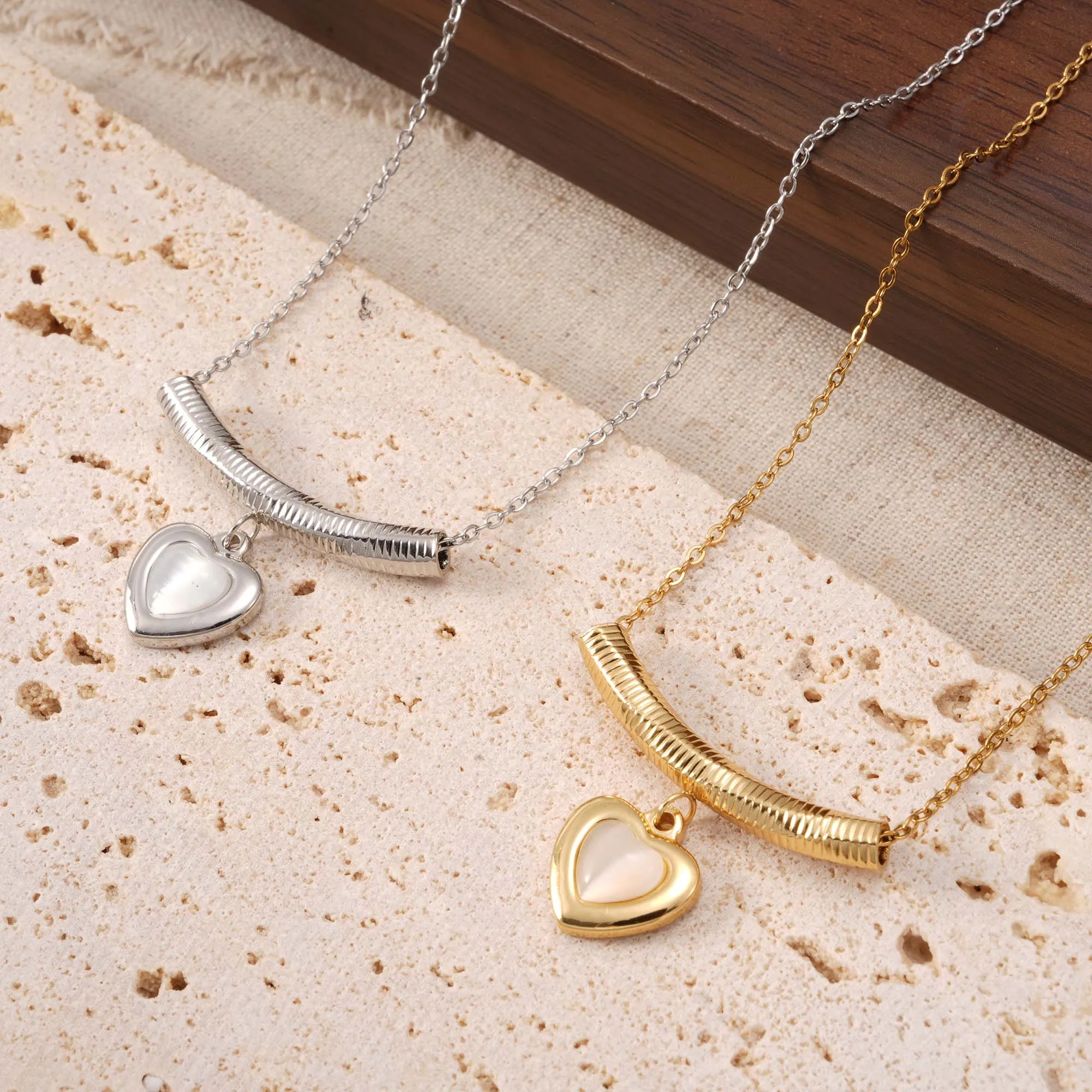 Edelstahl-Halskette mit gebogenem Herzanhänger für Damen, wasserdicht, 18K vergoldet, Schmuck, Party, Hochzeit, Geschenk, Accessoires