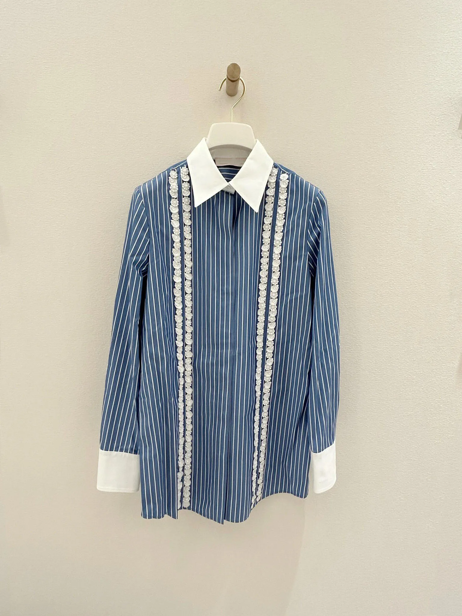 

2024 Summer and Autumn New High Quality Women's Clothing Blue striped shirt decorated with contrasting flowers 0719