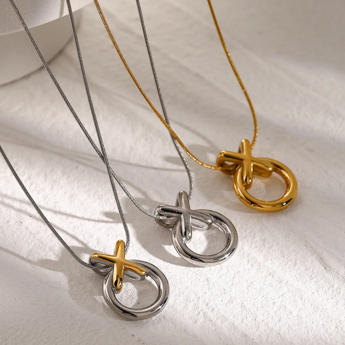 

2025 Unique design sense 18k gold stainless steel integrated pendant necklace cold wind circle necklace gift