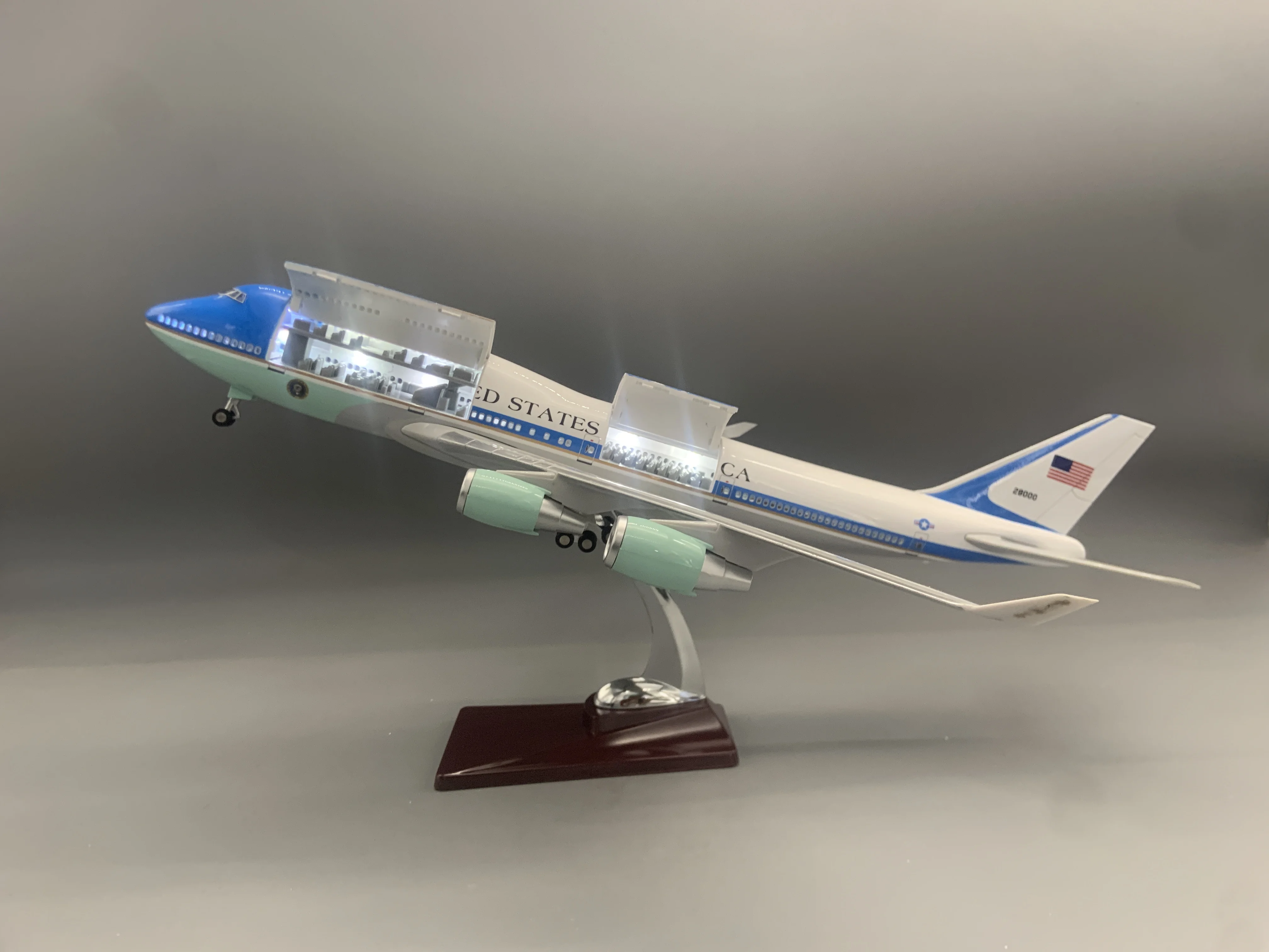 

NEW 1/150 Scale Model Airplane B747 Air Force One Resin Aircraft Model With LED Realistic 747 Double Door Collectible Plane