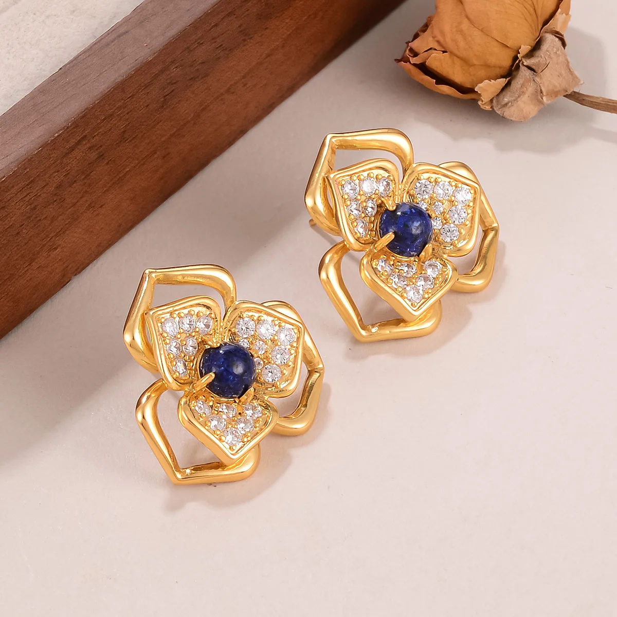 أقراط زهرية ذهبية اللون فاخرة - ترصيع أذن من الحجر الأزرق والزركون اللامع للنساء والحفلات والارتداء اليومي وأعياد الميلاد #4